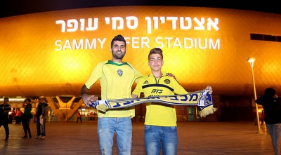 אוהדי מכבי ת&qout;א מחוץ לאצטדיון סמי עופר (רדאד ג&acute;בארה)