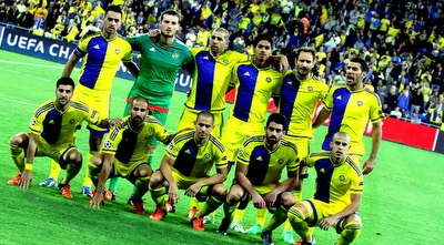 שחקני מכבי ת&qout;א לפני השריקה (יניב גונן)