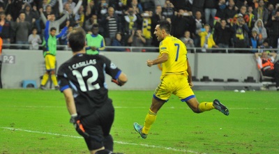 זהבי חוגג מול קסיאס. השער לא שיפר את הרושם (עמרי שטיין)