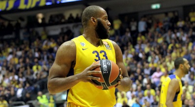 אונואקו עם הכדור. &qout;לא שחקן שמביאים למכבי ת&qout;א&qout; (יניב גונן) אונואקו עם הכדור. &qout;לא שחקן שמביאים למכבי ת&qout;א&qout; (יניב גונן)