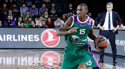 ג&acute;מאר סמית&acute; עם הכדור (GettyImages)