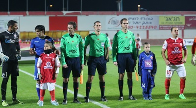 השחקנים בפתיחת המשחק (עמית מצפה) השחקנים בפתיחת המשחק (עמית מצפה)