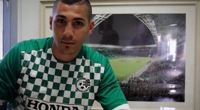 עאיד חבשי חותם על החוזה (האתר הרשמי של מכבי חיפה)