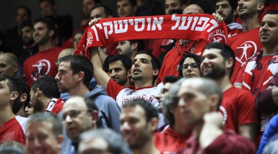 אוהדי הפועל ת&qout;א. &qout;הקהל האדום אף פעם לא מאכזב&qout; (איתי כהן)