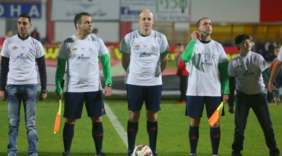 אלנקווה ועוזריו עם הילדים של אקי&qout;ם (עמית מצפה)