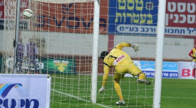 איתמר ניצן צופה בכדור נכנס (עמית מצפה)