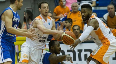 דריל מונרו וניצן חנוכי בפעולה (עודד קרני) דריל מונרו וניצן חנוכי בפעולה (עודד קרני)