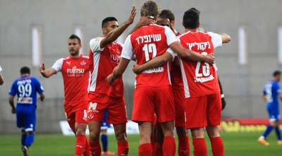 שחקני הפועל ת&qout;א חוגגים (איתי כהן)