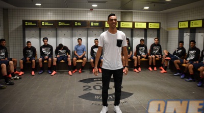 ערן זהבי בחדר ההלבשה עם הנבחנים (נעם מורנו)