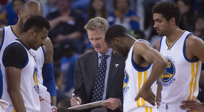 שחקני גולדן סטייט עם סטיב קר. לא עצרו את לברון בעונה שעברה (רויטרס)