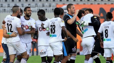 שחקני מכבי נתניה חוגגים ניצחון. לגזור ולשמור  (יניב גונן)