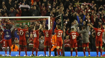 שחקני ליברפול חוגגים עם הקהל (רויטרס)