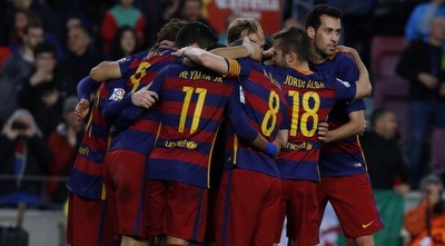 שחקני ברצלונה חוגגים. השיגו 12 ניצחונות רצופים (La Liga)