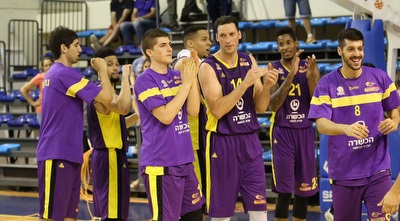 שחקני הפועל חולון מודים לקהל (מוחמד מוררה)