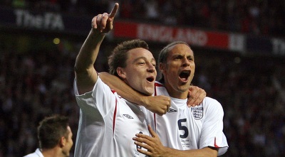 ג´ון טרי וריו פרדיננד. החבר מהעבר בטח יצייץ בטוויטר על השער בגמר (רויטרס) ג´ון טרי וריו פרדיננד. החבר מהעבר בטח יצייץ בטוויטר על השער בגמר (רויטרס)