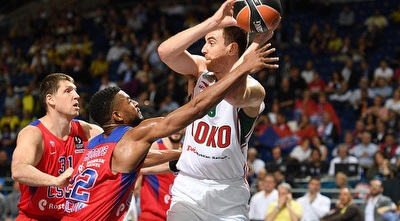 ויקטור קלאבר מול טורי היגינס (GettyImages) ויקטור קלאבר מול טורי היגינס (GettyImages)