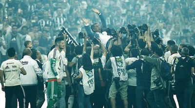 בשיקטאש חוגגת על כר הדשא (מערכת ONE) בשיקטאש חוגגת על כר הדשא (מערכת ONE)