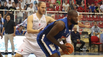 רביב פיטשון שומר על דאליס ג´וינר (עמית מצפה)