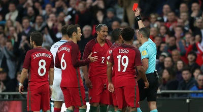 ברונו אלבס מקבל כרטיס אדום  (רויטרס)