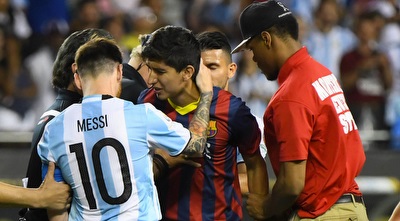 ליאונל מסי ואוהד שפרץ למגרש (רויטרס)