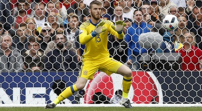 דויד דה חאה קולט את הכדור. &qout;בופון אגדה חיה&qout; (רויטרס)