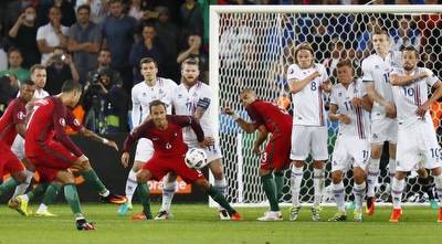 רונאלדו מחמיץ בעיטה חופשית מול איסלנד (רויטרס) רונאלדו מחמיץ בעיטה חופשית מול איסלנד (רויטרס)