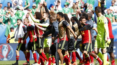 שחקני בלגיה חוגגים עם הקהל האדום (רויטרס)