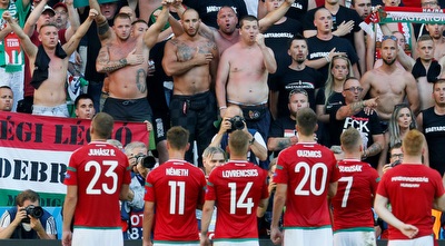 שחקני הונגריה חוגגים עם הקהל (רויטרס)