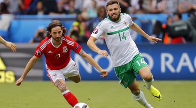 סטיוארט דאלאס עם הכדור, ג´ון אלן רודף (רויטרס) סטיוארט דאלאס עם הכדור, ג´ון אלן רודף (רויטרס)