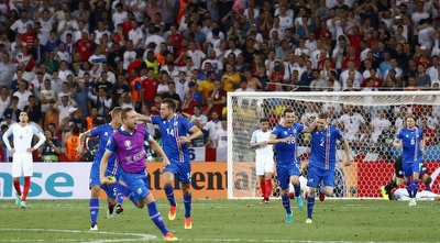 איסלנד חוגגים על חשבון אנגליה. האלגרימסון מאמין שהיד עוד נטויה (רויטרס) איסלנד חוגגים על חשבון אנגליה. האלגרימסון מאמין שהיד עוד נטויה (רויטרס)