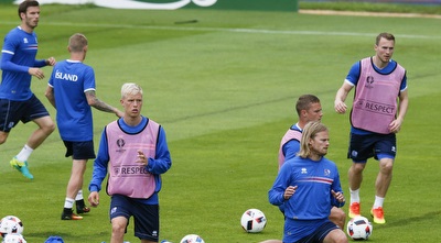 שחקני איסלנד באימון (רויטרס) שחקני איסלנד באימון (רויטרס)