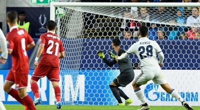 אסנסיו מנתב את הכדור לחיבורי השער אסנסיו מנתב את הכדור לחיבורי השער