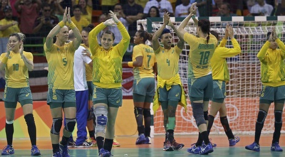 שחקניות ברזיל חוגגות את הניצחון (רויטרס)