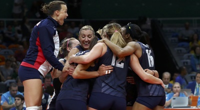 נבחרת ארה&qout;ב בכדורעף חוגגת (רויטרס)