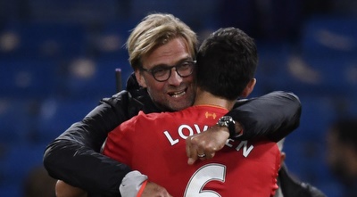 יורגן קלופ מחבק את דיאן לוברן (רויטרס)