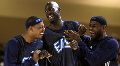 גארנט חולק בדיחה עם לברון ג´יימס ופול פירס (רויטרס) גארנט חולק בדיחה עם לברון ג´יימס ופול פירס (רויטרס)