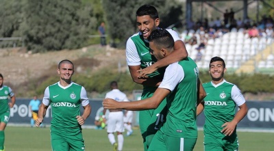 שחקני מכבי חיפה חוגגים (עמית מצפה)