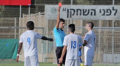 רוסתום מקבל כרטיס אדום (עמית מצפה)