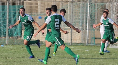 שחקני מכבי חיפה חוגגים (עמית מצפה)