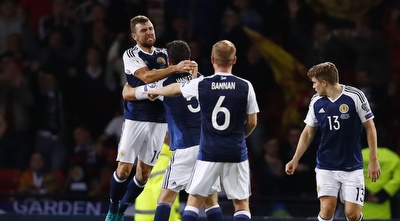 שחקני סקוטלנד חוגגים שוויון מאוחר  (רויטרס)