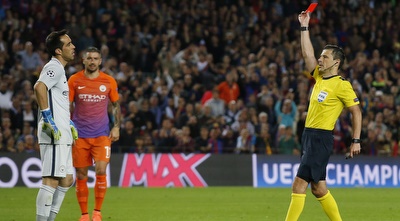 קלאודיו בראבו מקבל כרטיס אדום (רויטרס)