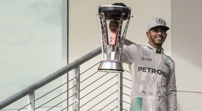 לואיס המילטון עם הגביע הנכסף (רויטרס) לואיס המילטון עם הגביע הנכסף (רויטרס)