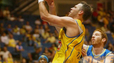 תמיר גודמן מול גור שלף. גם הוא לא מצא עצמו במכבי תמיר גודמן מול גור שלף. גם הוא לא מצא עצמו במכבי