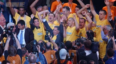 מכבי חוגגת את גביע אירופה, בשמחה לא בשנאה (ONE)