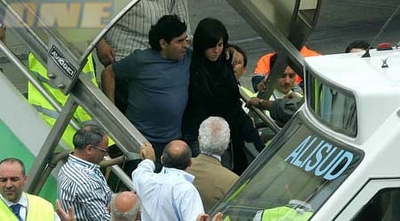 מראדונה באחד הטיולים בנאפולי. רוצה לשמור על התכשיטים אצלו (רויטרס) מראדונה באחד הטיולים בנאפולי. רוצה לשמור על התכשיטים אצלו (רויטרס)