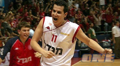 פניני חוגג במדי הפועל ירושלים. עכשיו הוא רוצה לחגוג עם מכבי (גיא בן זיו)