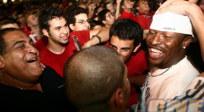 אוגבונה עם אוהדי הפועל: &qout;תמיד אשמח לראות אותם&qout; אוגבונה עם אוהדי הפועל: &qout;תמיד אשמח לראות אותם&qout;