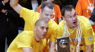 שאראס חוגג גביע אירופה עם שלף ופרקר. שאראס חוגג גביע אירופה עם שלף ופרקר.