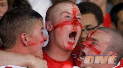 אוהדים אנגלים. בדרום אפריקה יגנו עליהם אוהדים אנגלים. בדרום אפריקה יגנו עליהם