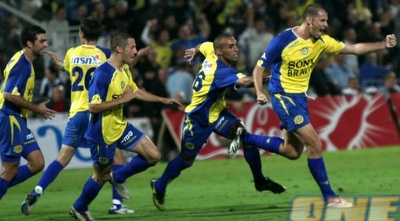 אבי נמני חוגג עם החברים בצהוב. השחקן הגדול בתולדות המועדון מקרית שלום אבי נמני חוגג עם החברים בצהוב. השחקן הגדול בתולדות המועדון מקרית שלום